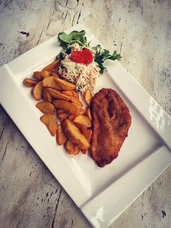 Polędwiczka drobiowa w panierce z pieczonymi ziemniakami i surówką coleslaw