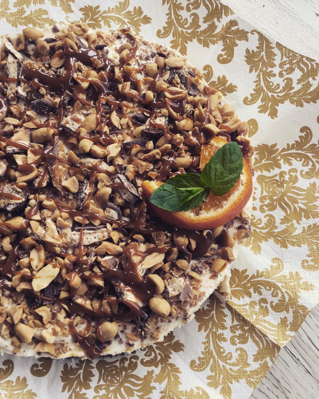 Tort czekoladowy z orzechami, sosem karmelowym i plastrami pomarańczy